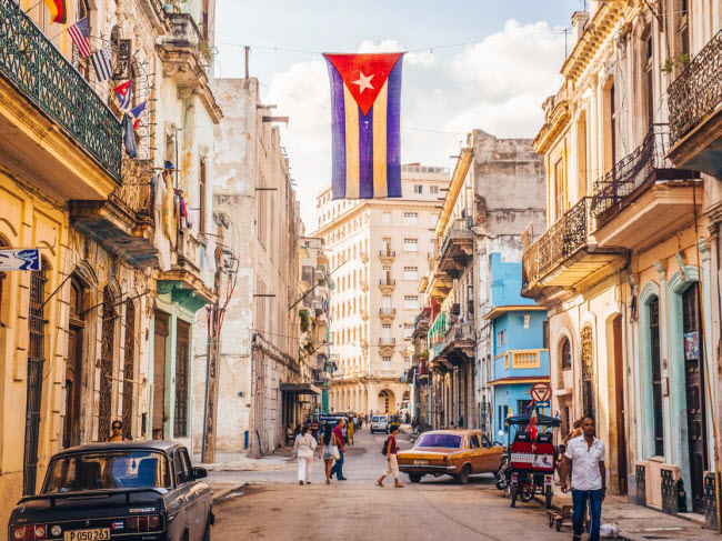 Havana, Cuba: Từ khi quan hệ giữa Mỹ và Cuba được cải thiện, số người Mỹ tới Havana đã tăng lên đáng kể. Những chiếc ô tô cổ và công trình kiến trúc là các yếu tố hấp dẫn du khách.