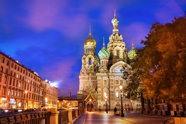 St. Petersburg, Nga: Thành phố này được World Travel Awards bình chọn là điểm đến hấp dẫn nhất châu Âu năm thứ hai liên tiếp. St. Petersburg nổi tiếng với các nhà thờ và cung điện lộng lẫy cũng như lịch sử lâu đời.