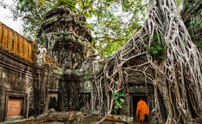 Campuchia: Khu đền cổ Angkor Wat nằm trong rừng ở phía bắc Campuchia được tạp chí Lonely Planet vinh danh là điểm đến hấp dẫn nhất thế giới năm 2016. Các thành phố quanh khu di tích này cũng thu hút ngày càng đông du khách.