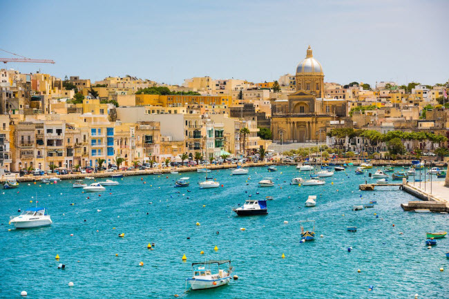 Malta: Nơi đây nổi tiếng với những bãi biển đẹp, bến cảng tập nập tàu du lịch và tiệc tùng trên thuyền.