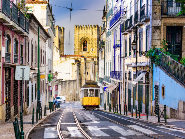 Lisbon, Bồ Đào Nha: Tạp chí Travel + Leisure bình chọn Bồ Đào Nha là điểm đến của năm và Lisbon là thành phố đáng để ghé thăm. Nơi đây nổi tiếng với các di tích lịch sử, bảo tàng và nhà thờ.