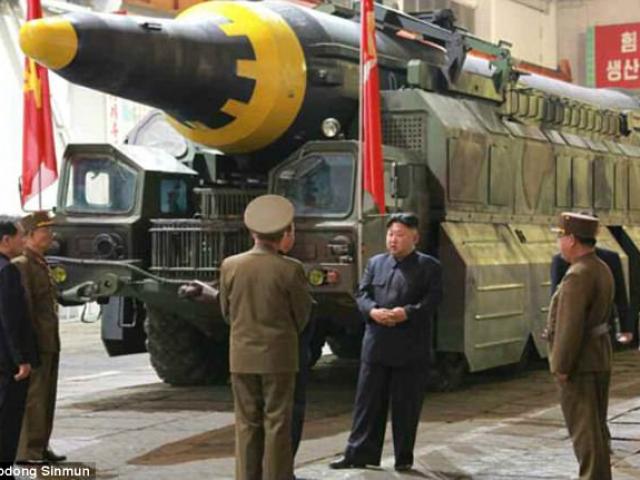 Ảnh hiếm Kim Jong-un thị sát tên lửa tầm xa đời mới