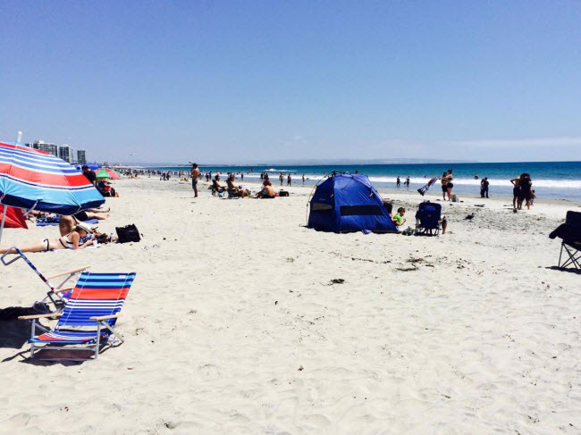 Coronado Beach, bang California: Đây được coi là một trong những bãi biển đẹp nhất nước Mỹ với nước ấm và lặng cũng như bãi cát mịn. Bãi biển này đặc biệt cho hoạt động&nbsp;đi bộ vì bãi cát rộng và bằng phẳng.