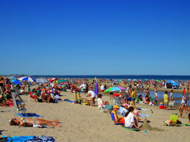 Ogunquit Beach, bang Maine: Bãi biển chạy dài hơn 5km với các cồn cát bao quanh. Du khách có thể thuê ghế và ô để ngồi thư giãn trên bãi biển.