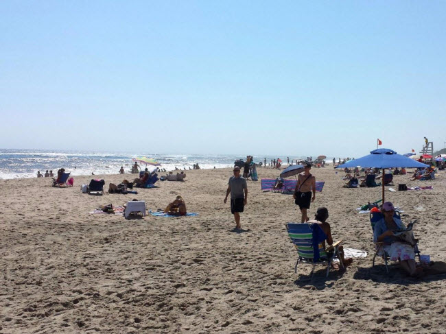 Main Beach, bang New York: Bãi biển này vẫn hoang sơ và không đông du khách, phù hợp cho những người thích không gian yên tĩnh và riêng tư.