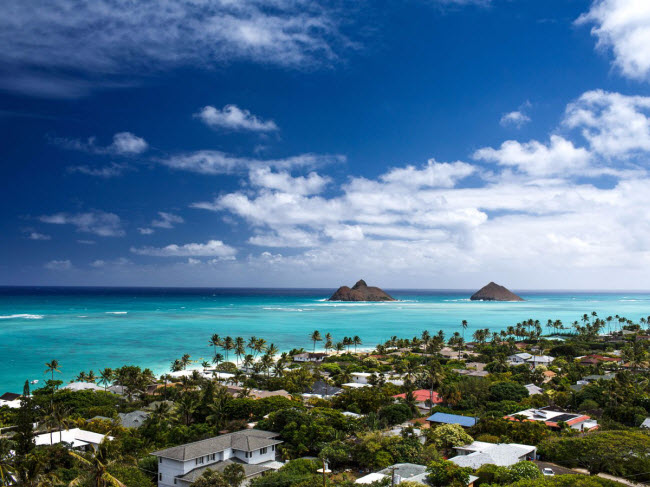 Lanikai Beach,Oahu: Bãi biển có nước ấm và trong xanh cùng bãi cát trắng mịn. Hãy tới đây thư giãn trên bãi cát trắng và đắm mình dưới nước biển xanh như ngọc.