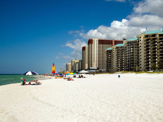 Panama City Beach, bang Florida: Đây là bãi biển dài và có cát trắng tuyệt đẹp. Các hoạt động trên bãi biển cũng rất đa dạng từ lướt dù và câu cá&nbsp;cho tới chèo thuyền và trượt ván nước. Nơi đây cũng có nhiều nhà hàng sẵn sàng phục vụ du khách.