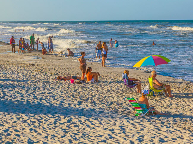 St. Augustine Beach, bang Florida: Tại đây, bạn thấy bờ biển dài nhiều km, nhiều khách sạn và nhà hàng trước biển để tận hưởng.