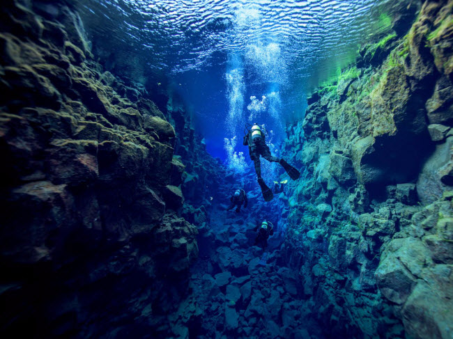 Khe nứt Silfra, nằm trong vườn quốc gia Thingvellir ở Iceland, là một trong những địa điểm trên thế giới du khách có thể bơi giữa hai lục địa Bắc Mỹ và châu Âu. Nơi đây cũng được cho là có nước trong nhất thế giới.