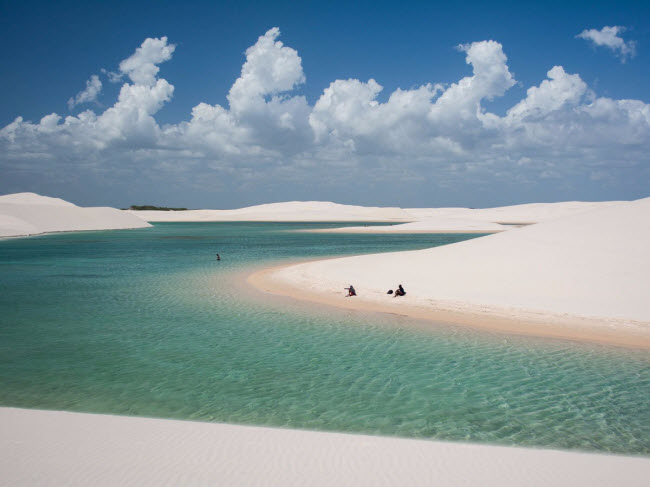 Vào mùa mưa, vườn quốc gia Lençóis Maranhenses National Park ở Maranhão, Brazil, trở nên đẹp khác lạ. Nước mưa đã biến cồn cát khô cằn thành hàng nhìn hồ lớn nhỏ. Thời điểm lý tưởng nhất để tới đây là từ tháng 7 đến tháng 9 hằng năm.