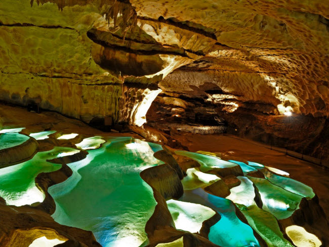 Được phát hiện vào năm 1836 bởi một thợ săn, hang động Grotte de St Marcel d&#39;Ardèche ở Pháp gây ấn tượng với mạng lưới hồ nước ngầm dưới mặt đất và những cấu trúc đá đẹp ngoạn mục.