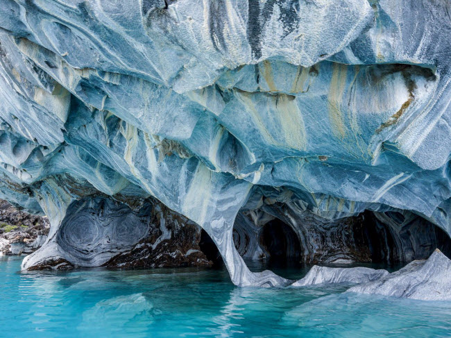Mạng lưới hang động Marble Caves&nbsp;ở&nbsp;Chile hình thành qua quá trình hàng nghìn năm với tác động của sóng biển, tao ra những họa tiết kỳ ảo trên vách hang bằng đá cẩm thạch như ngày nay.