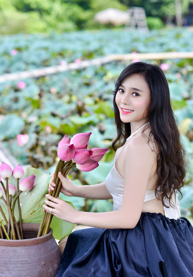 Làn da trắng nõn cùng gương mặt tươi tắn của Huyền Trang khiến mỗi bức hình đều tràn đầy sức sống.&nbsp;