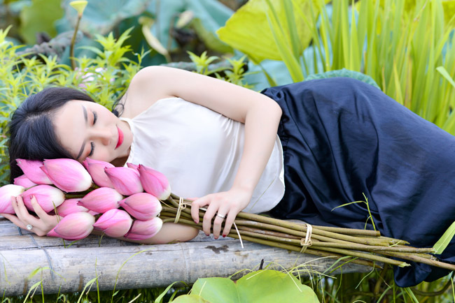 Nhờ thế mà cô nàng có những phút giây thư thái bên sen như thế này.&nbsp;