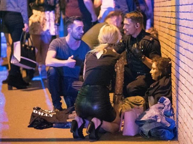 Nhân chứng vụ khủng bố Manchester: Xác người nằm la liệt