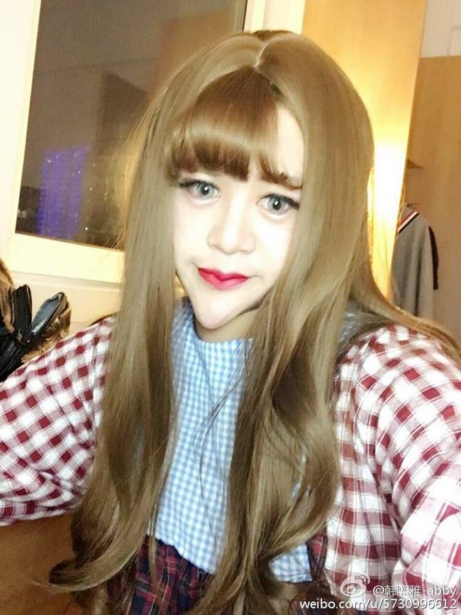 3. Abby: cũng là một cô gái gây xôn xao cộng đồng mạng bởi ngoại hình “búp bê quái dị”. Sở hữu ngoại hình chẳng giống ai với gương mặt méo mó, chiếc cằm nhọn hoắt, cô bị mọi người gọi là “người mặt nạ”.