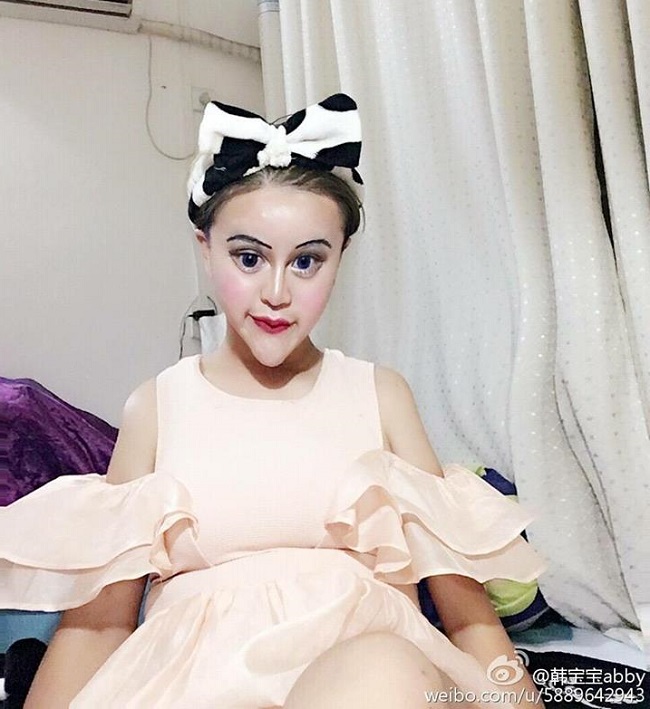 Cư dân mạng cho rằng cô là phiên bản mới của “cô gái mặt rắn” với chiếc cằm siêu nhọn. Cô gái Trung Quốc bị ám ảnh bởi vẻ đẹp của các người mẫu lai nên&nbsp;thường xuyên đeo len màu cho mắt.