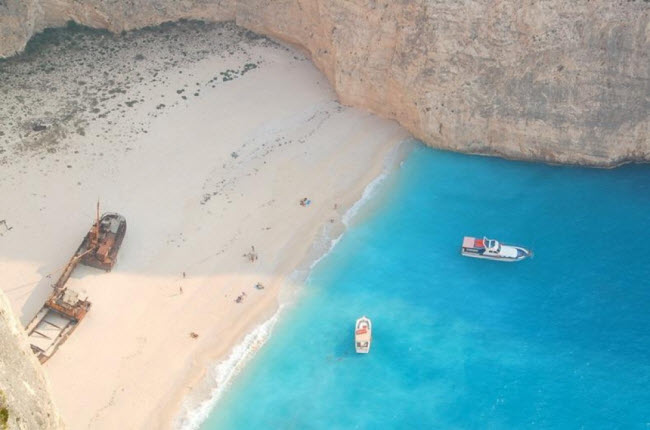 Navagio, Hi Lạp: Bãi biển trên đảo là một trong những địa điểm đẹp nhất thế giới.
