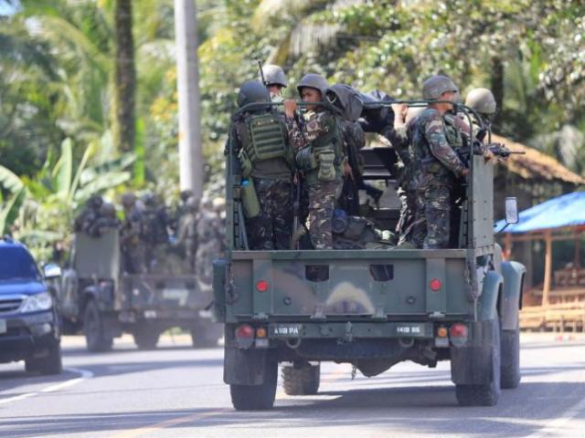 Video: Binh sĩ Philippines rút chạy hàng loạt vì xạ thủ IS