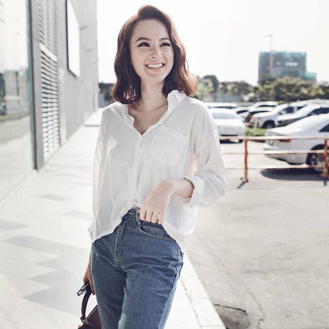 Được mệnh danh là nữ hoàng thảm đỏ nhờ những bộ cánh lộng lẫy, cầu kỳ, tuy nhiên khi mặc sơ mi trắng cùng quần jean đơn giản thì Angela Phương Trinh vẫn vô cùng rạng rỡ, xinh đẹp.