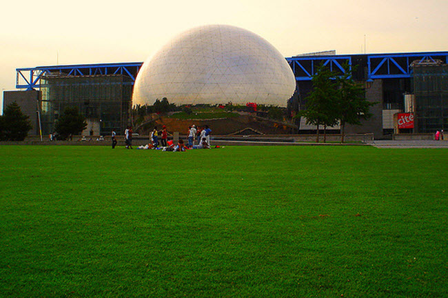 9. Bảo tàng khoa học Cite des Sciences et de L&#39;Industrie, Pháp: Nằm tại tại phố Paris, đây là bảo tàng khoa học lớn nhất châu Âu, với kiến trúc bên ngoài giống như một quả cầu kim loại khổng lồ. Tới bảo tàng, các du khách nhí có thể khám phá cung thiên văn, tàu ngầm và triểm lãm cảnh dành riềng cho trẻ em.