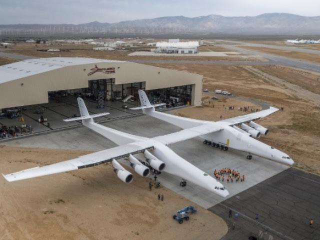 Máy bay lớn nhất thế giới lần đầu tiên lăn bánh