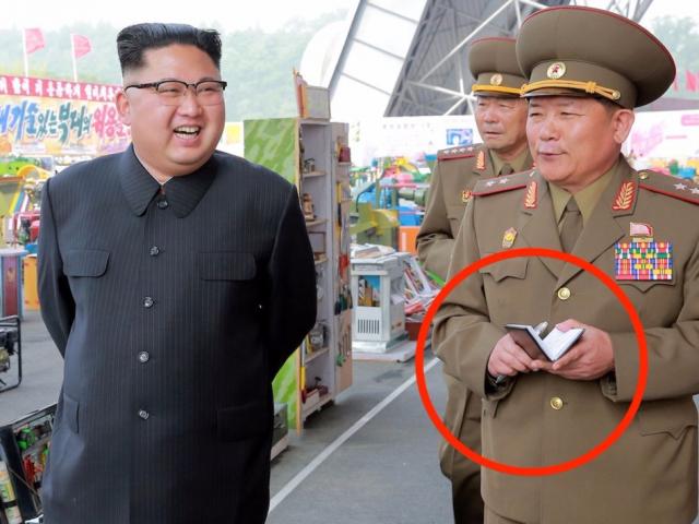 Vì sao tướng lĩnh vây quanh Kim Jong-un luôn cầm sổ tay?
