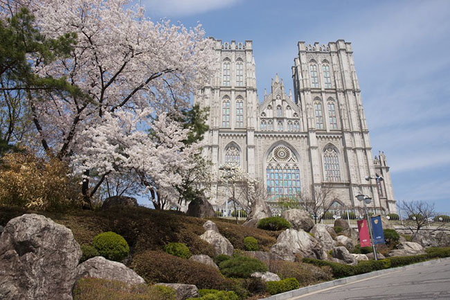 Kyung Hee là trường đại học tư thục ở&nbsp;Seoul, Hàn Quốc.