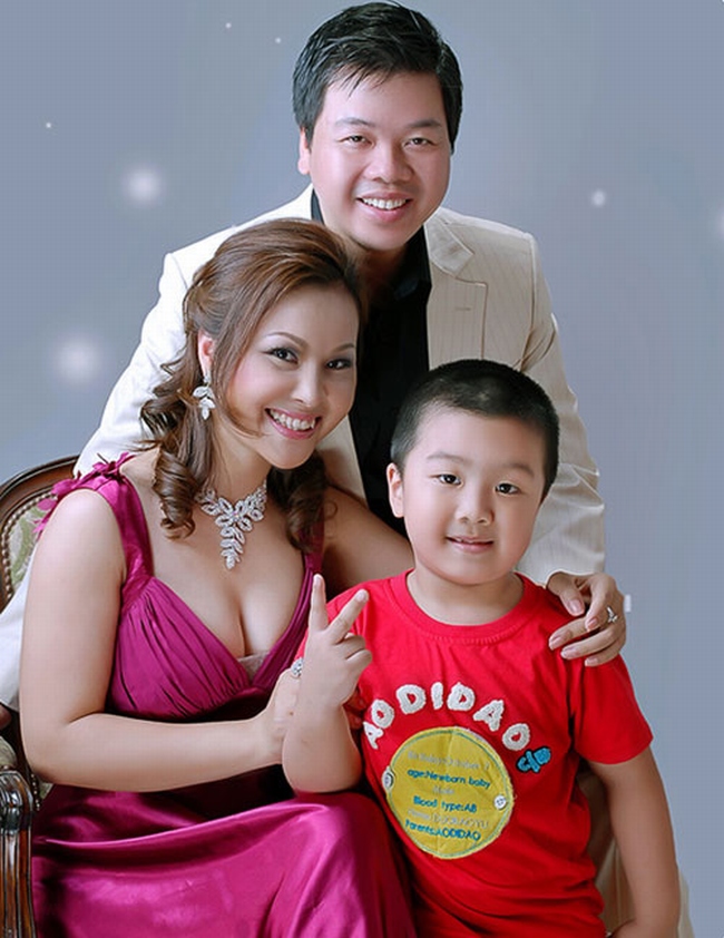 Trọng Tấn, Việt Hoàn, Đăng Dương là 3 cái tên sáng trong làng nhạc cách mạng thính phòng Việt Nam. Nhưng không mấy người biết rằng, 3 chàng ca sĩ này còn rất may mắn có được những bà vợ vô cùng xinh đẹp. Trong ảnh là ca sĩ Đăng Dương cùng bà xã Kim Xuyến và con trai đầu lòng.