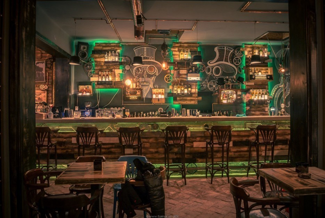 Quán rượu đặc biệt này sẽ đưa du khách trở về quá khứ với thiết kế steampunk lấy cảm hứng từ những câu chuyện hư cấu của Jules Verne.
