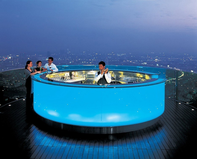 Sky Bar nằm trên tầng 63 của Lebua State Tower là một trong những nơi nổi tiếng cho tầm nhìn đẹp nhất ở Bangkok.