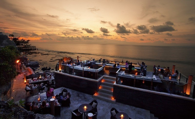 Được xây dựng trên một vách đá sừng sững với tầm nhìn ra Ấn Độ Dương, quán bar này là một trong những nơi tuyệt vời nhất để ngắm hoàng hôn ở Kuta.