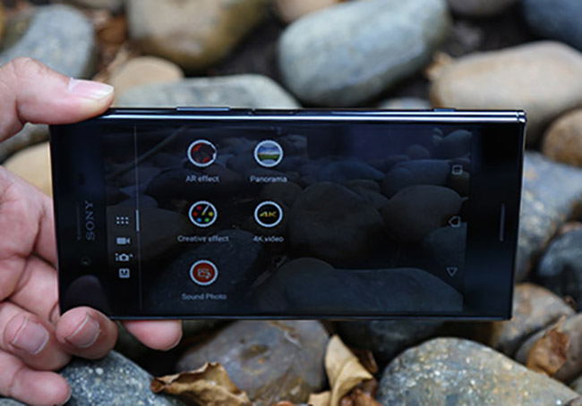 Cũng như XZs,&nbsp;Xperia XZ Premium&nbsp;có điểm nhấn ở cụm camera Motion Eye giúp ghi lại các khoảnh chuyển động chậm mà mắt người không thể nhìn thấy. Với Xperia XZ Premium, thị trường smartphone cũng lần đầu tiên ghi nhận một chiếc smartphone có&nbsp;màn hình 4K HDR.