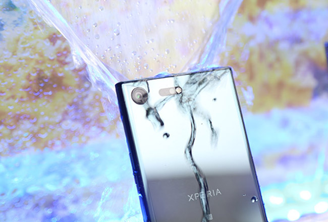 Xperia XZ Premium hỗ trợ kháng bụi, kháng nước tiêu chuẩn IP68,&nbsp;và gia cố bởi kính cường lực&nbsp;Corning Gorilla Glass 5 ở cả mặt trước và mặt sau.​