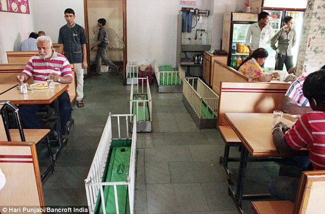 Người dân thoải mái dùng bữa bên cạnh những ngôi mộ. Các ngôi mộ được cho là thuộc về những người theo các vị thánh dòng Hồi giáo mật tông thế kỷ 16. Quan tài được niêm phong bằng những thanh sắt và nằm rải rác trong nhà hàng.