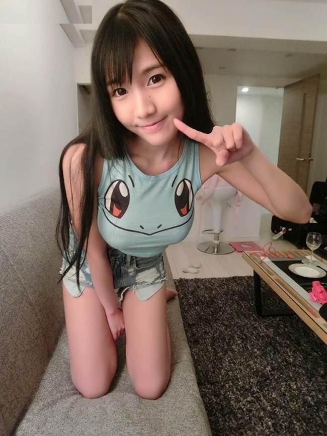 Khi trào lưu game bắt Pokemon nở rộ thì cô cũng chạy theo thời đại, tung nhiều bức ảnh khoe ngực khủng với trang phục có in hình những con thú Pokemon.