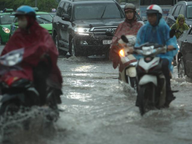 Hà Nội mưa lớn, sấm sét vang trời, người đi đường hoảng sợ