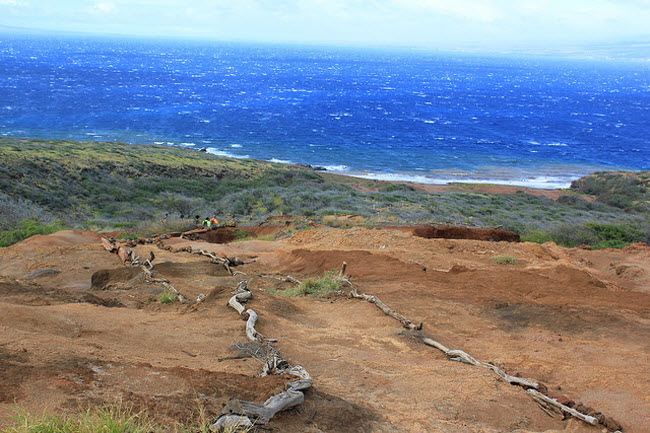 Đảo Kaho’olawe, Mỹ: Hòn đảo khô cằn này từng là nơi thực hiện các nghi lễ tôn giáo và căn cứ huấn luyện của Hải quân Mỹ. Ngày nay, hòn đảo trở thành khu bảo tồn thiên nhiên. Cách duy nhất để tới thăm địa điểm này là đi cùng đội tình nguyện phục hồi môi trường.