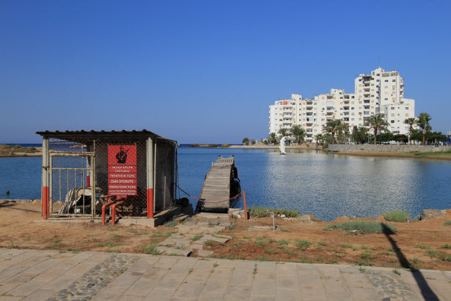 Thị trấn “ma” Varosha, Đảo Síp: Nằm gần thành phố Famagusta, thị trấn từng là địa điểm du lịch hấp dẫn nhất của Đảo Síp. Nhưng mọi thứ thay đổi vào tháng 7.1974 khi thị trấn bị quân đội Thổ Nhĩ Kỳ, khiến toàn bộ dân ở đây sơ tán.