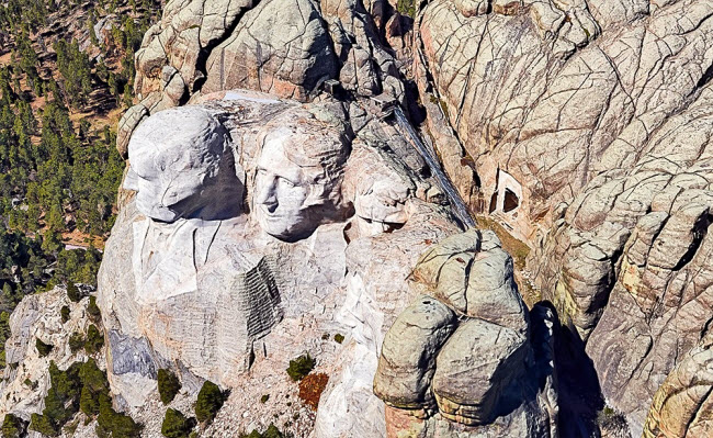 Phòng bên trong núi Rushmore, Mỹ: Ngoài các bức tường khổng lồ của các tổng thống Mỹ, núi Rushmore có một căn phòng bí ẩn nằm trong. Đây là nơi lưu giữ các bản sao chép của các tài liệu lịch sử quan trọng nhất. Cửa của căn phòng được làm từ một tấm đá granite khổng lồ.