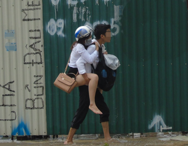 Đường ngập lụt ư? Không vấn đề gì vì đã có anh ở đây.