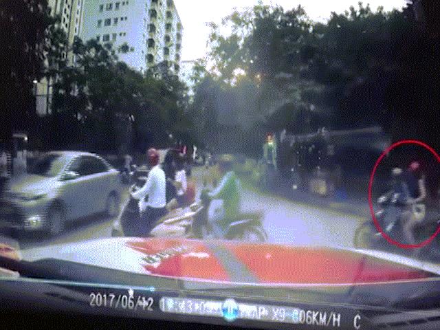 Sốc: Cô gái đi xe máy bị sàm sỡ trên phố Hà Nội