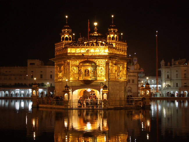 Đền Vàng ở Amritsar, Ấn Độ sáng bừng lấp lánh giữa dòng sông Amritsar.