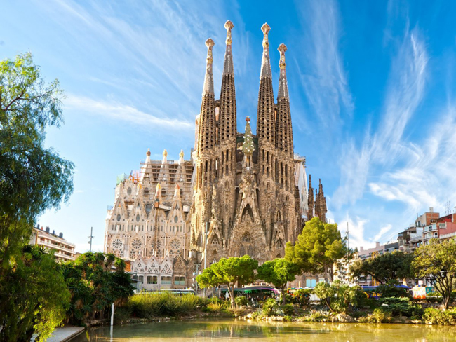 Tòa nhà Sagrada Familia đẹp lộng lẫy hơn bất cứ tòa lâu đài nào trong cổ tích. Hiện nó vẫn đang được xây dựng mặc dù kiến trúc sư Antoni Gaudí – thiết kế chính của tòa nhà – đã qua đời.