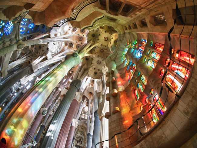 Vẻ đẹp ngoạn mục bên trong Sagrada Familia.