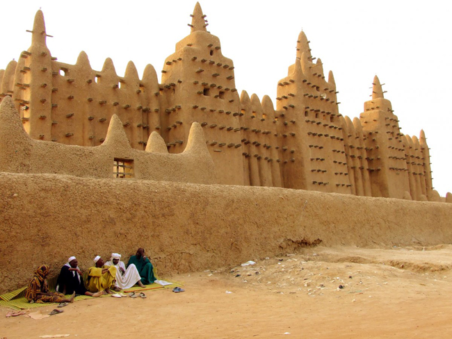 Nhà thờ Hồi giáo Great Mosque ở Mali là kiến trúc đắp bùn lớn nhất trên thế giới.