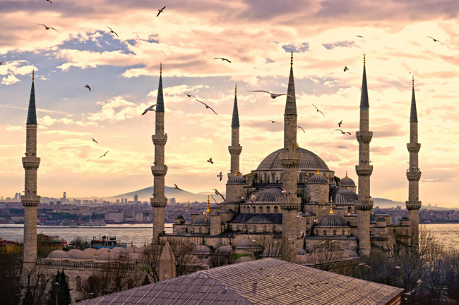 Nhà thờ Hồi giáo Blue Mosque ở Istanbul, được xây dựng vào đầu những năm 1600, thời đỉnh cao của Đế chế Ottoman.