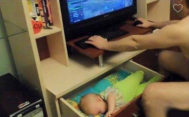 Ngủ ngoan thế này bố mới có thời gian đi &#34;chinh chiến&#34; chứ.