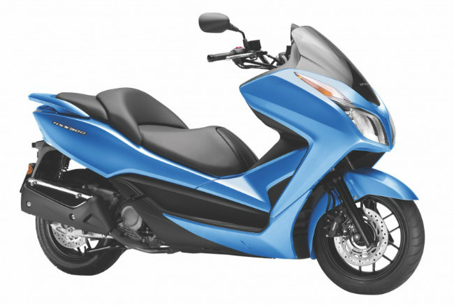 Với thị trường năm 2017 ở phân khúc xe ga có phân khối dưới 300cc, nhà sản xuất xe hai bánh xứ mặt trời mọc Honda vừa mới giới thiệu hai mẫu xe 2017 Honda NSS300 và Honda PCX150 ra thị trường Malaysia với giá bán lần lượt là 30.727 RM &#40;khoảng 163,8 triệu VNĐ&#41; và 11.658 RM &#40;62,15 triệu VNĐ&#41;. Ảnh Honda NSS300 màu xanh.