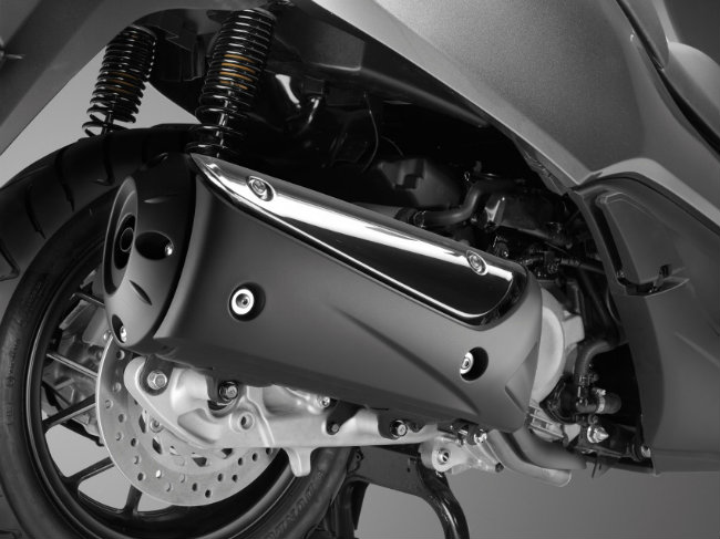 Được nạp nhiên liệu qua bộ phun xăng điện tử PGM-Fi của Honda, NSS300 có một bình xăng lớn 16 lít. Chiều cao yên xe chỉ 716 mm dễ tiếp cận và trọng lượng xe nặng 194 kg. Bộ ống xả của NSS300.